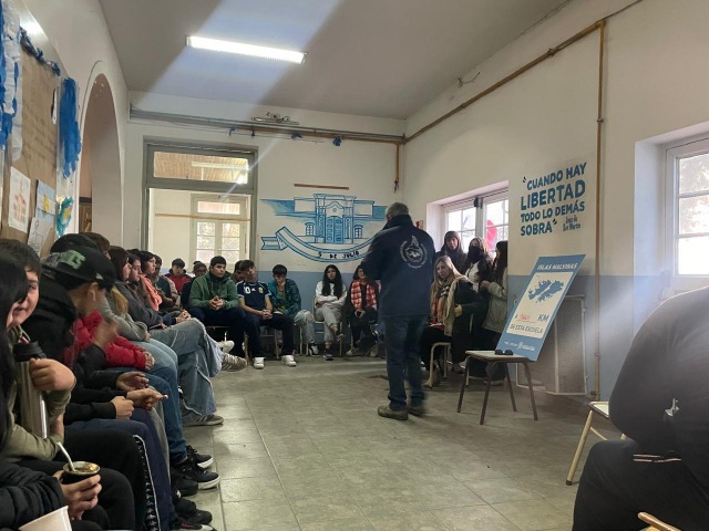 Charla sobre Malvinas en la Secundaria N 17 de Sierra Chica